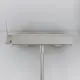 Brausearmatur in Silberanmutung von Ideal Standard, mit schmalem, rechteckigem Design und seitlichem Bedienhebel, montiert an einer hellen Wand.